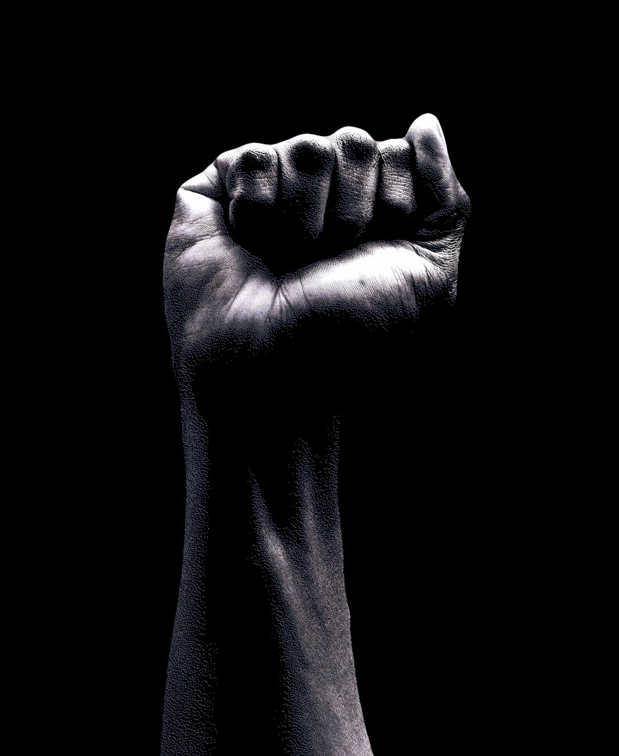 Erhobene Faust als Symbol der Solidarität