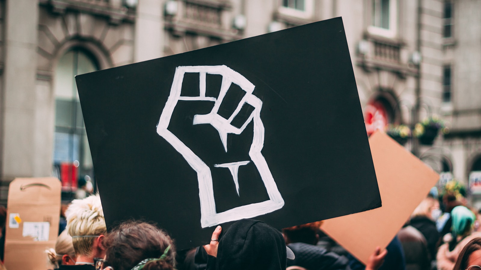Faust als Symbol der Solidarität